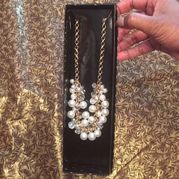 Free 5-piece NWT faux pearl jewelry set - Picture 6 of 8
